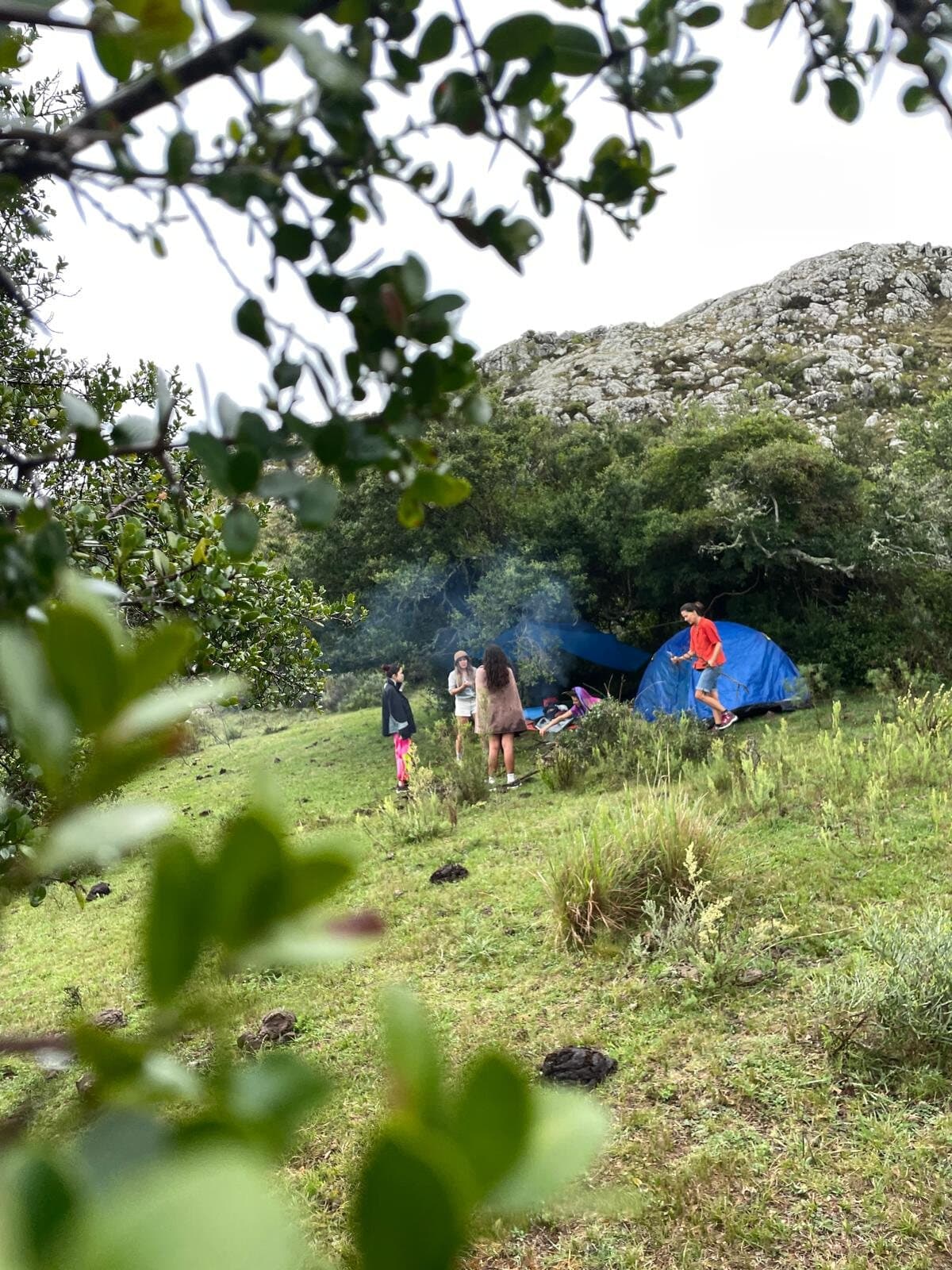 Carpas armadas en el claro del monte, al pie de la sierra