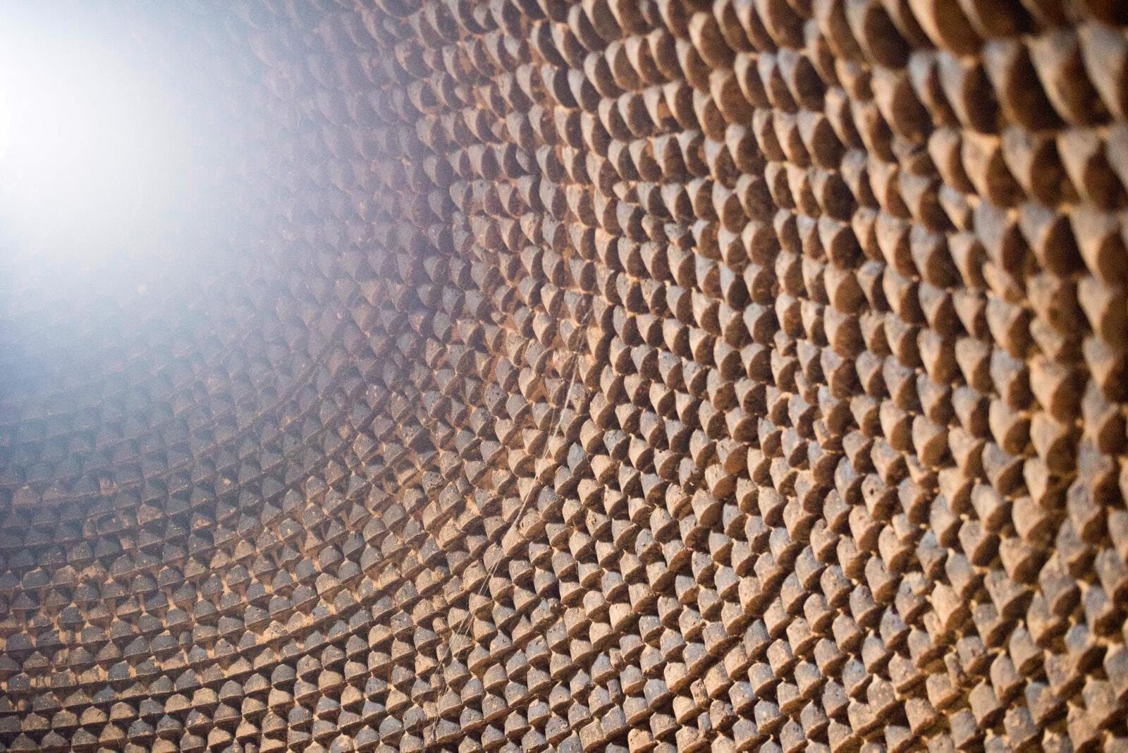 Detalle del techo del templo, tejido en espiral con tejas de madera