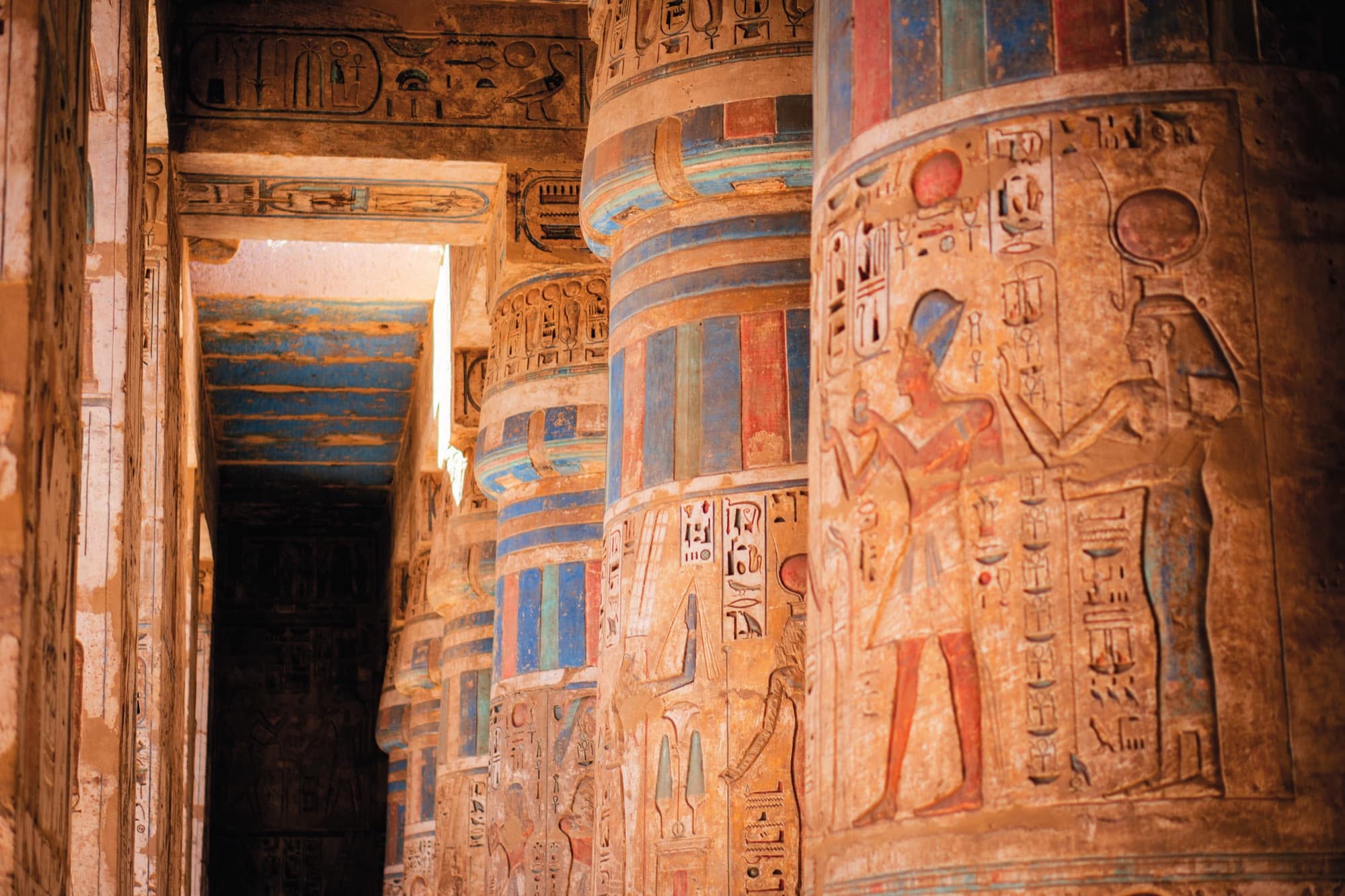Columnas de Medinet Habu con relieves grabados y pigmento azul y rojo original