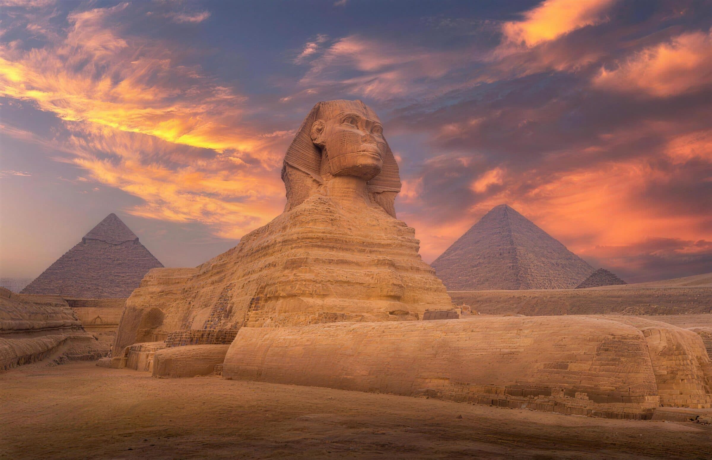 La Esfinge y las pirámides de Giza recortadas contra el cielo del atardecer