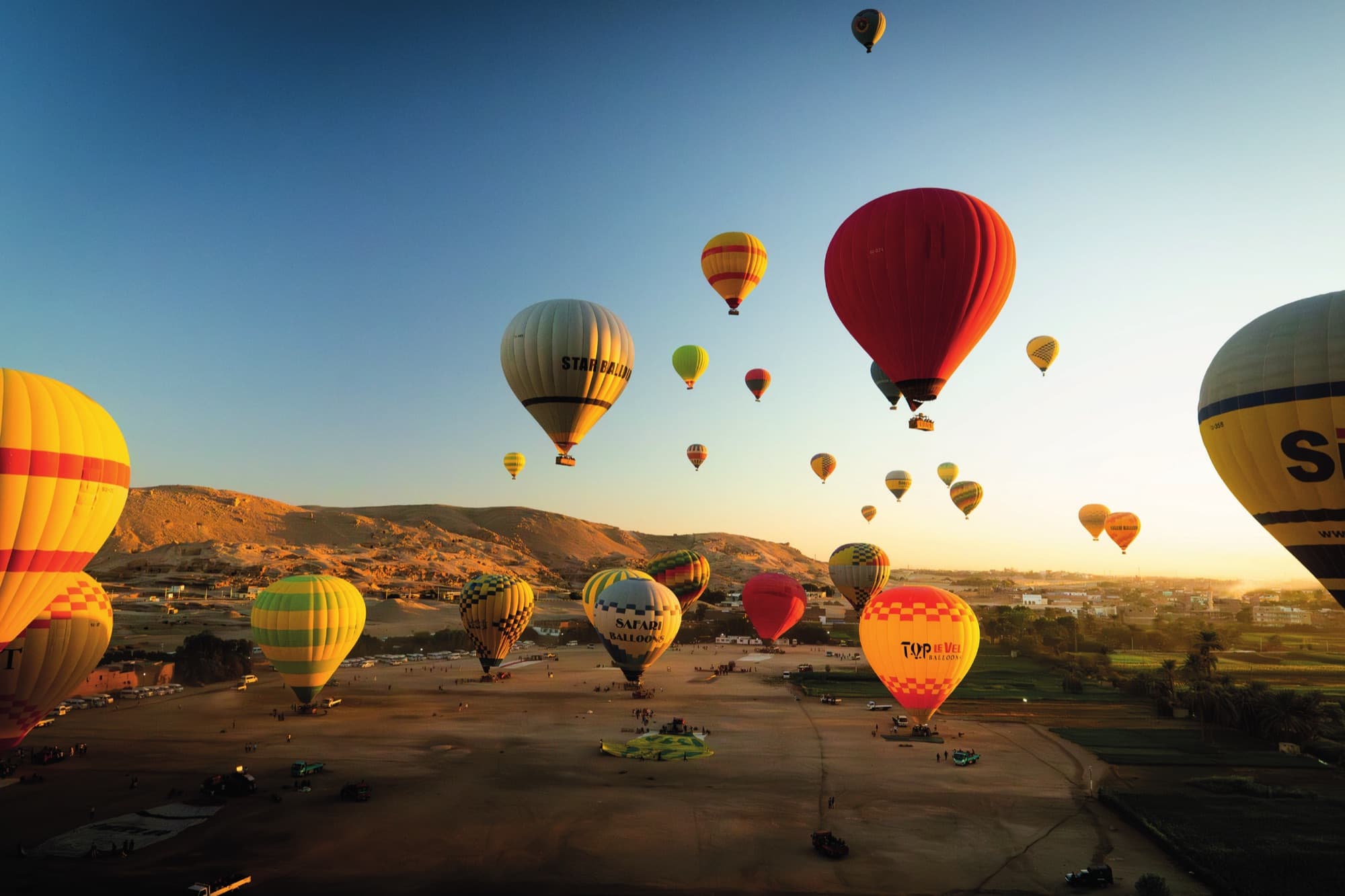 Decenas de globos aerostáticos elevándose sobre el Valle de Luxor con las primeras luces