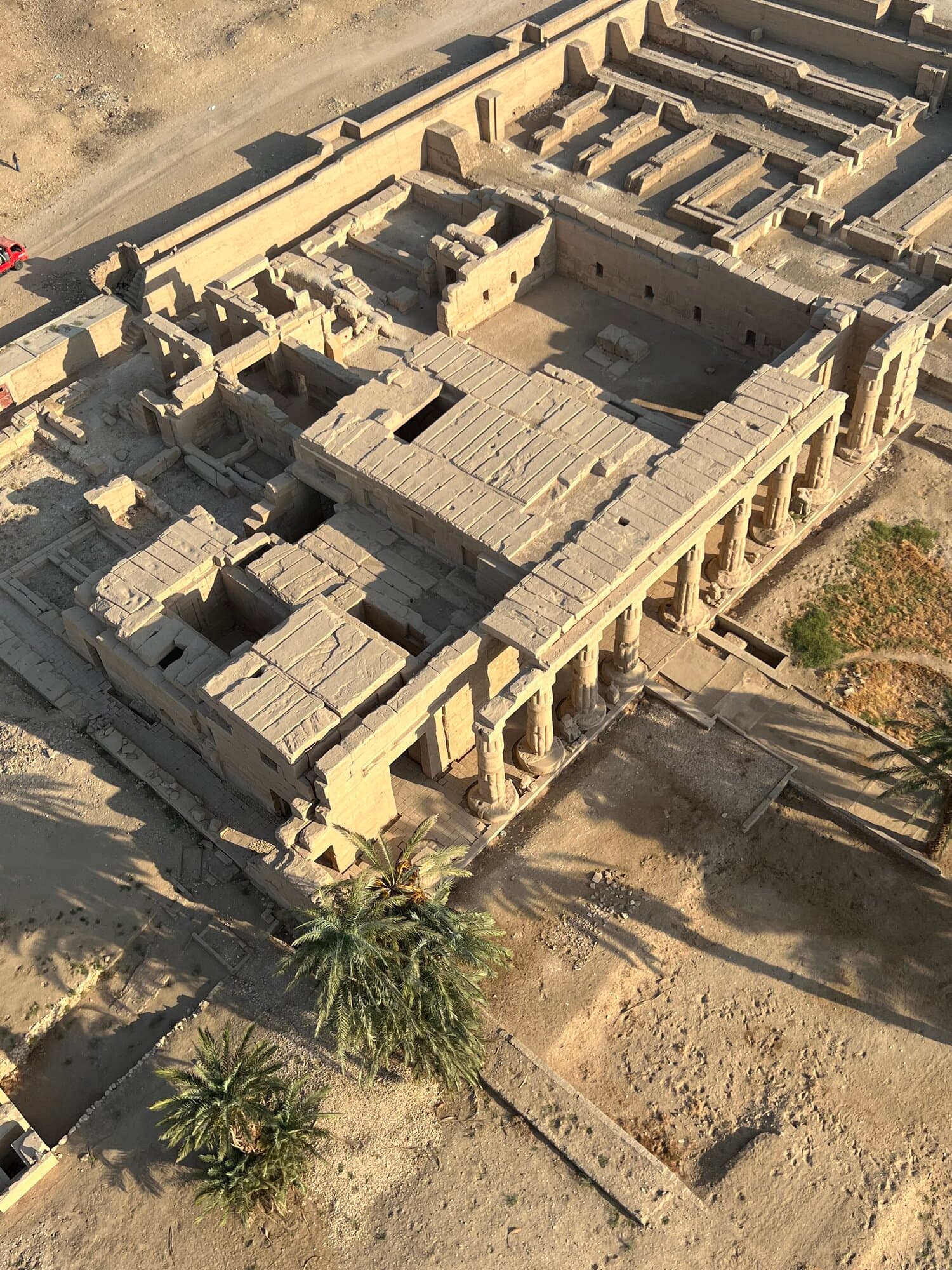 El templo de Philae sobre su isla, visto desde el agua