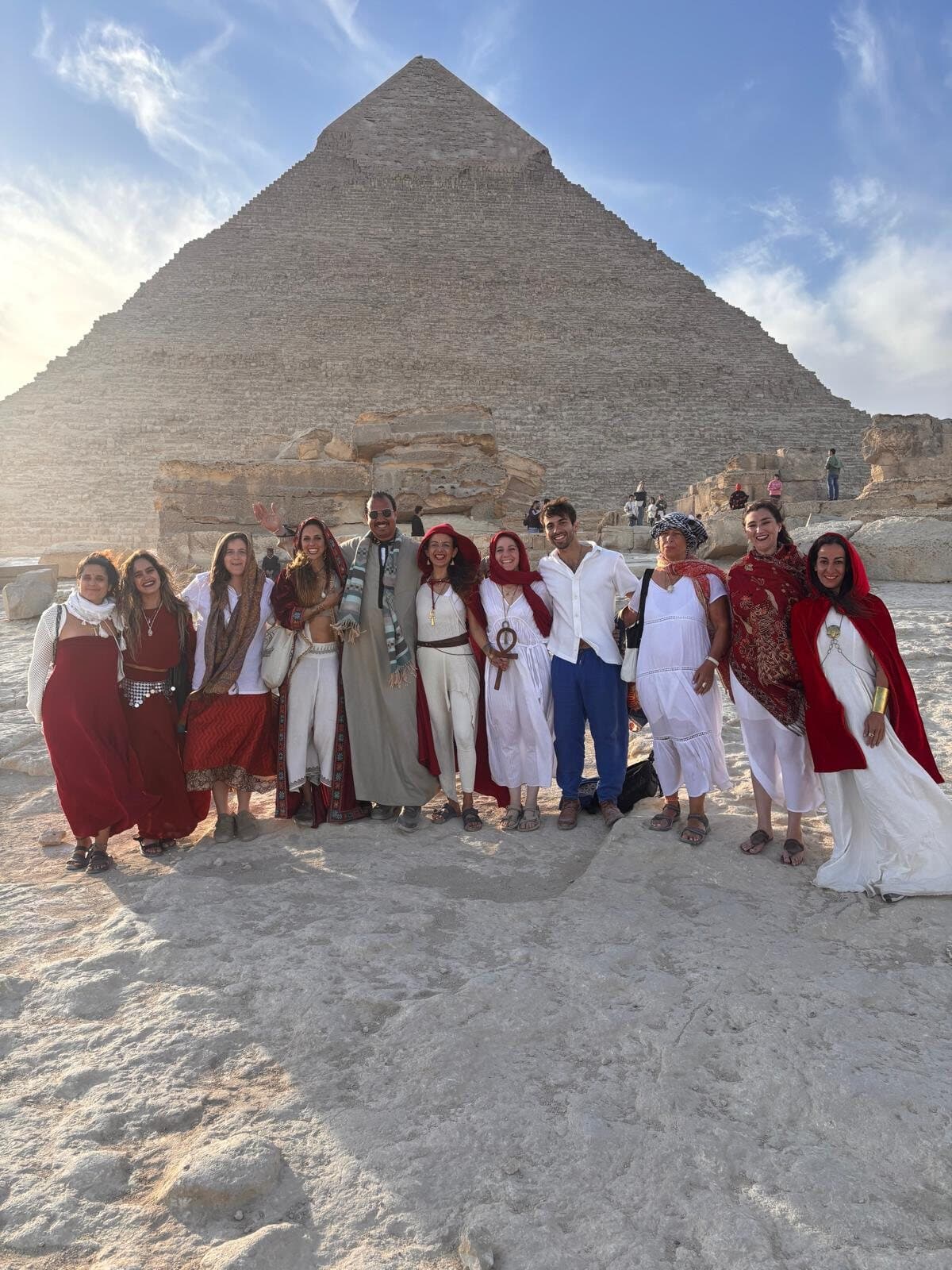 El grupo entero de blanco y rojo frente a la pirámide de Kefrén