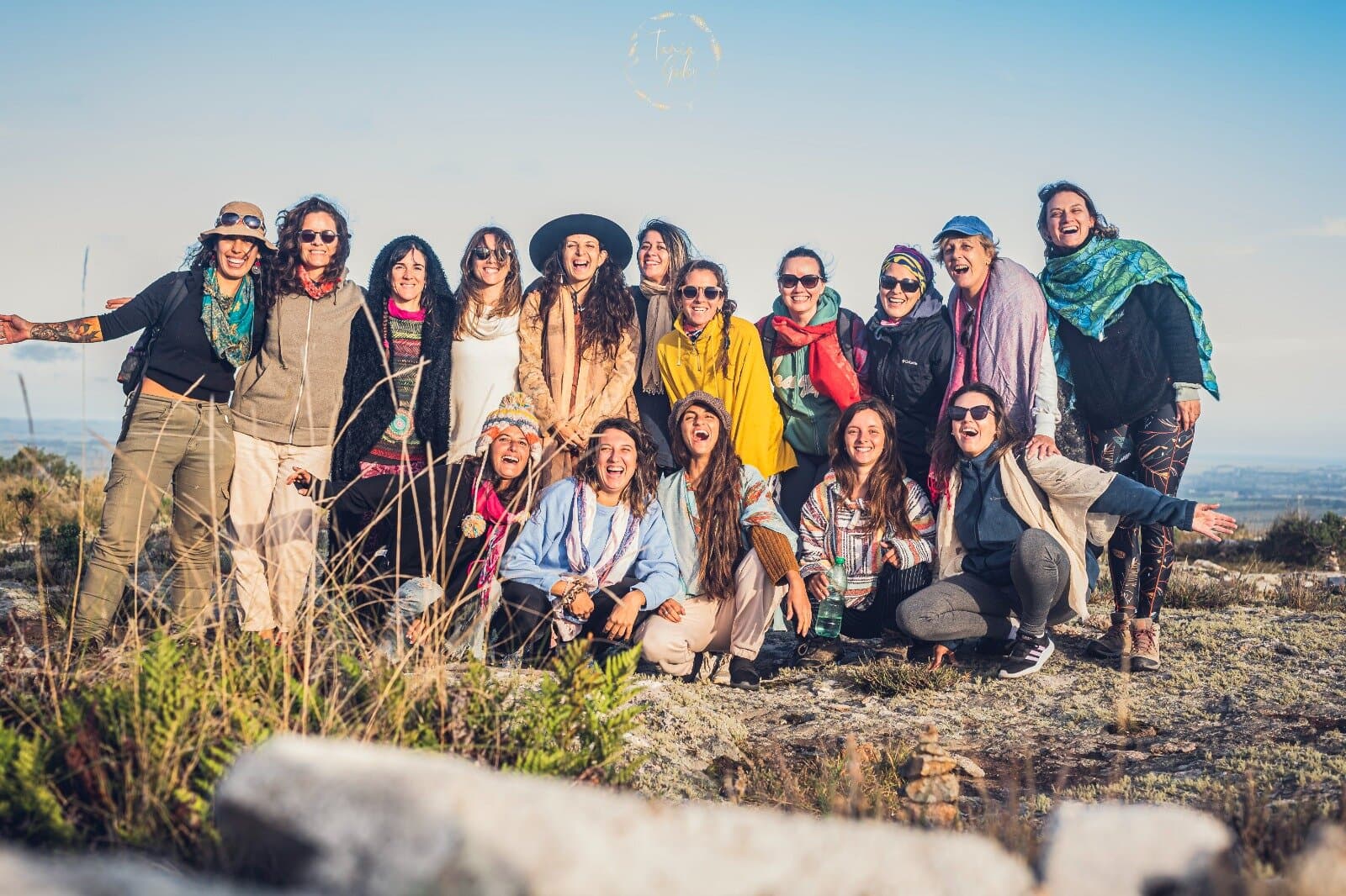 El grupo entero sobre las rocas de la sierra de Uruguay, con el campo abierto detrás