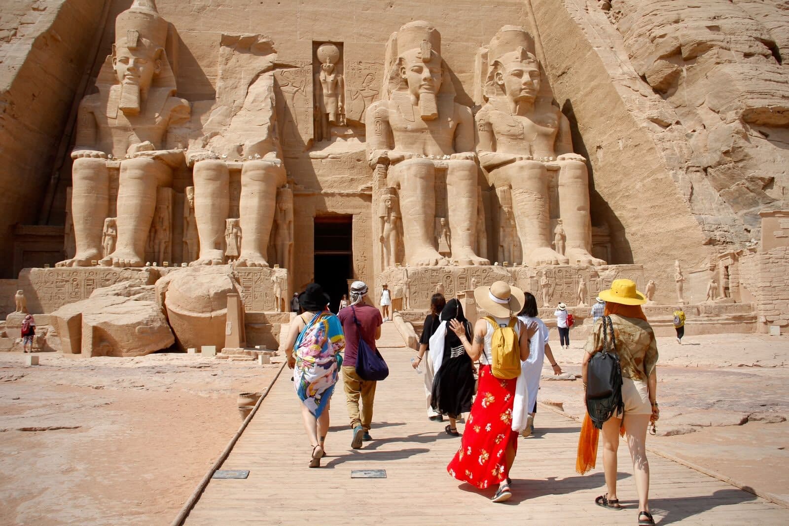 El grupo caminando hacia los colosos de Abu Simbel