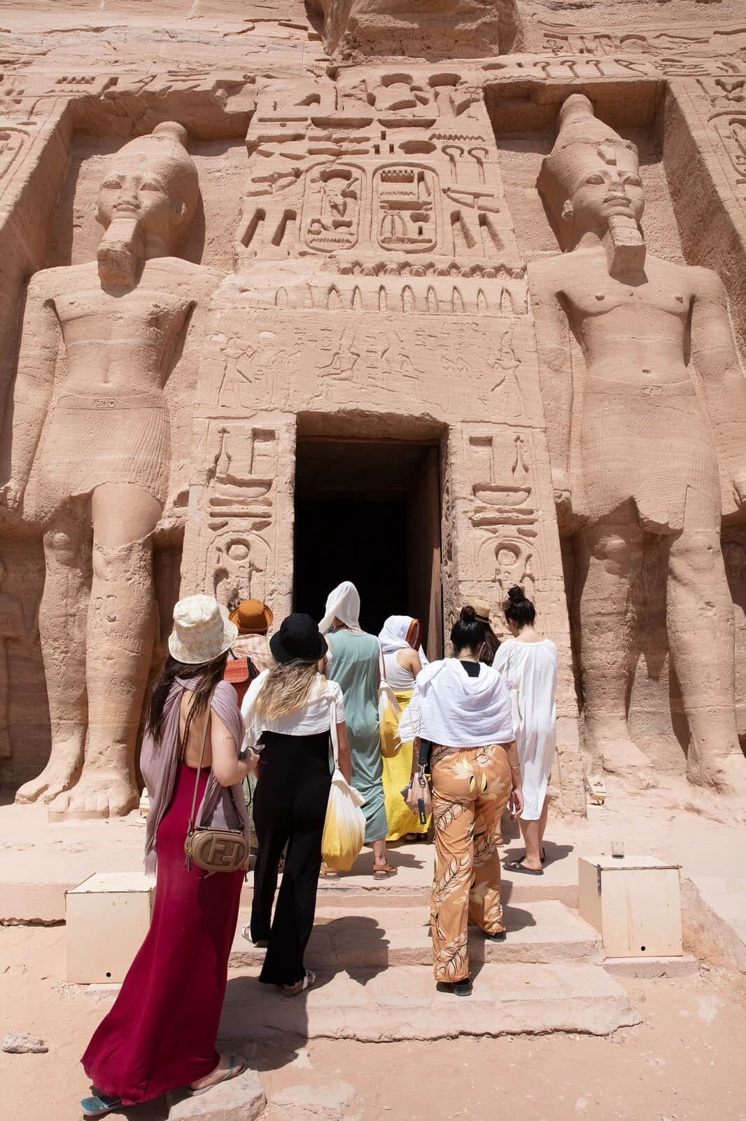 El grupo entrando al templo pequeño de Abu Simbel