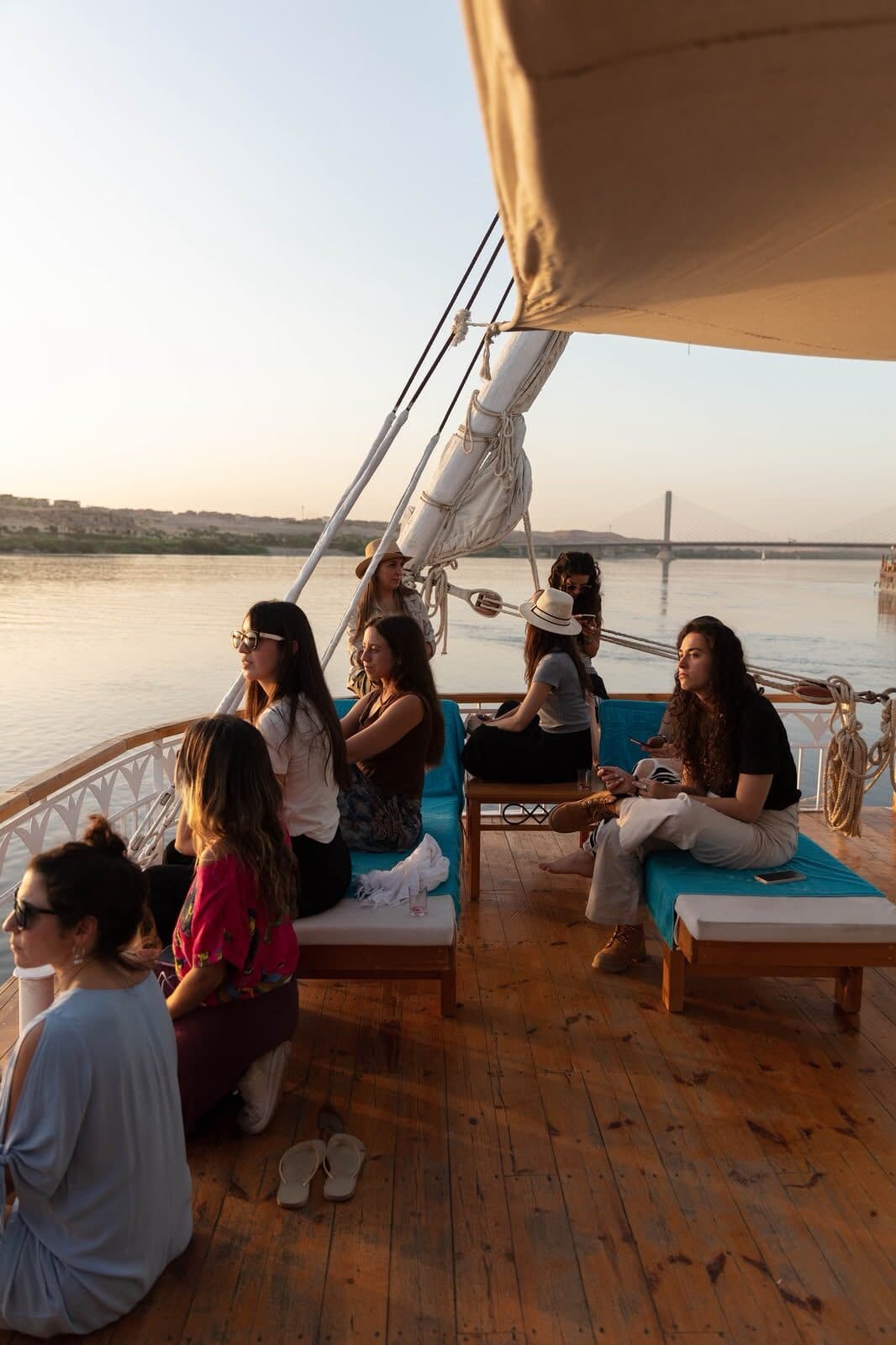 El grupo sentado en la cubierta de madera de la dahabeya al atardecer