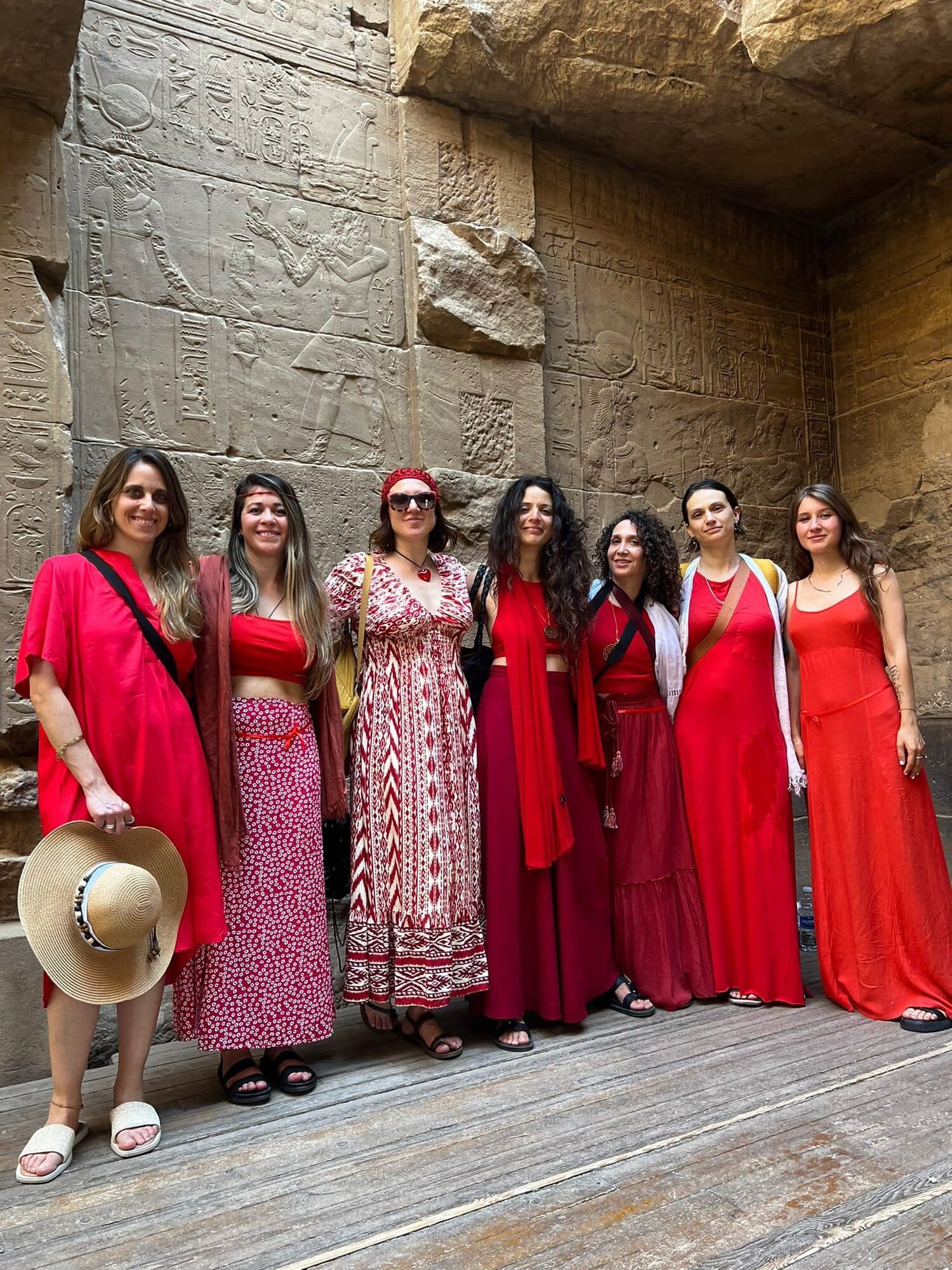 Las mujeres del grupo, todas de rojo, posando en la escalinata del templo