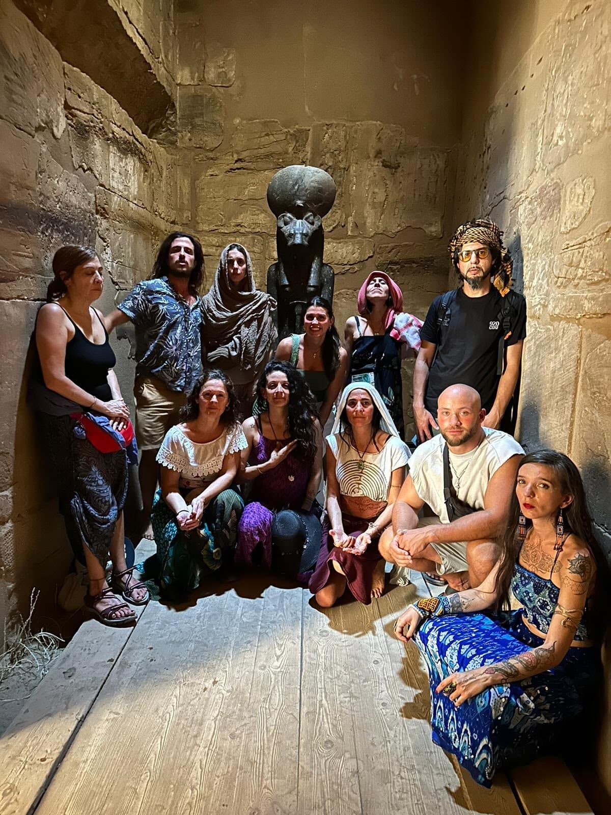El grupo sentado y de pie dentro del templo, entre los muros tallados