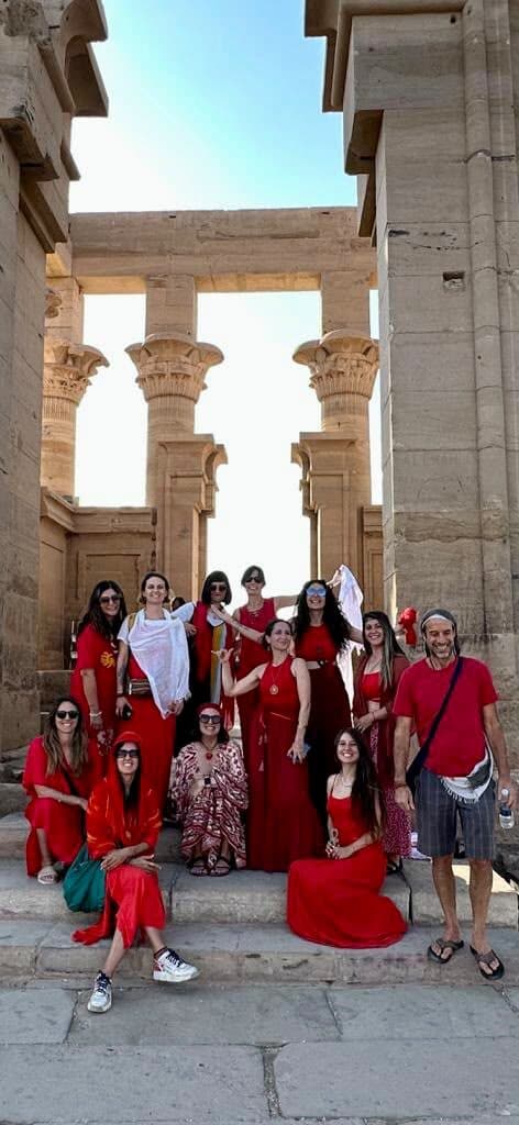 El grupo de rojo reunido entre las columnas de Philae