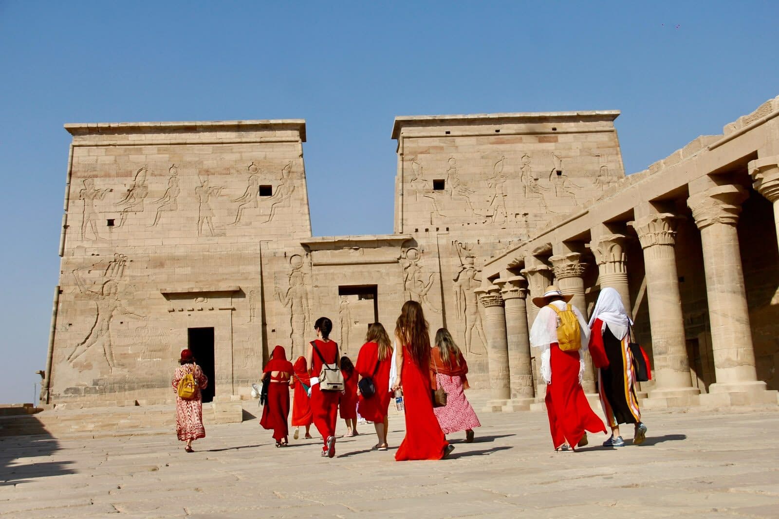 El grupo cruzando la explanada hacia el pilono del templo de Philae