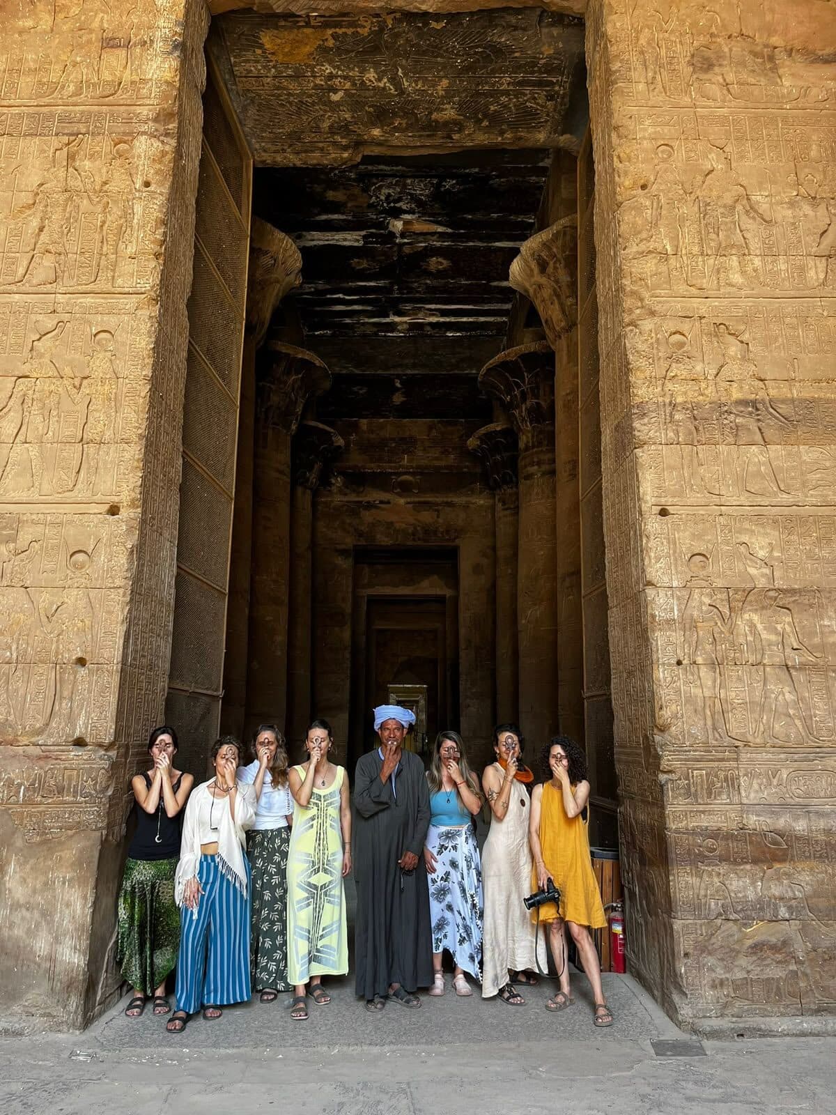 El grupo alineado bajo el portal monumental del templo