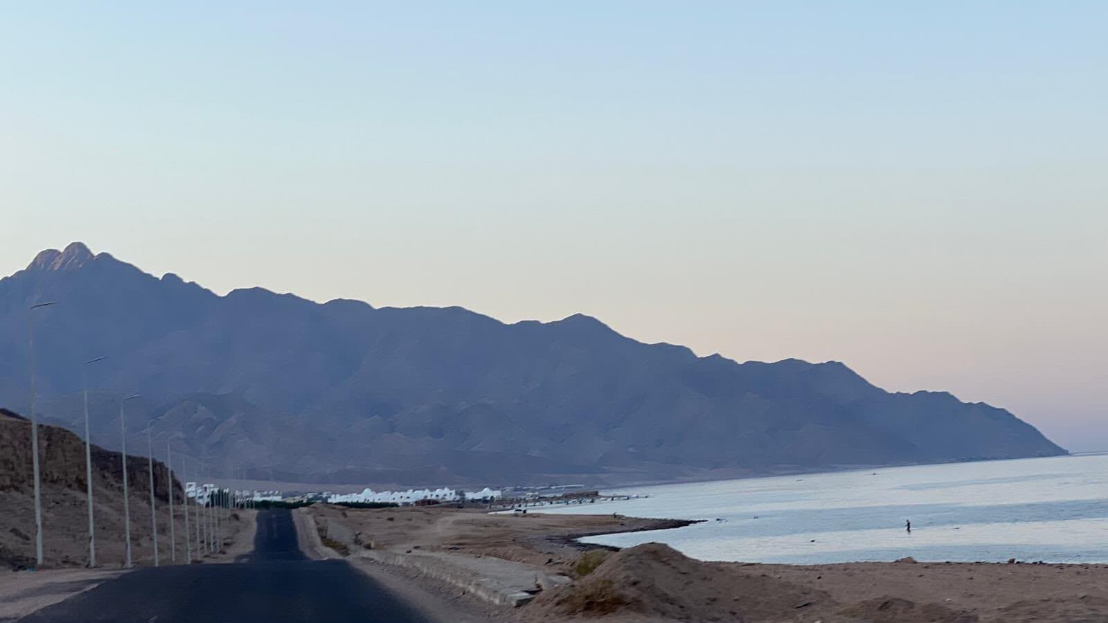 La ruta costera del Mar Rojo con las montañas del Sinaí al fondo