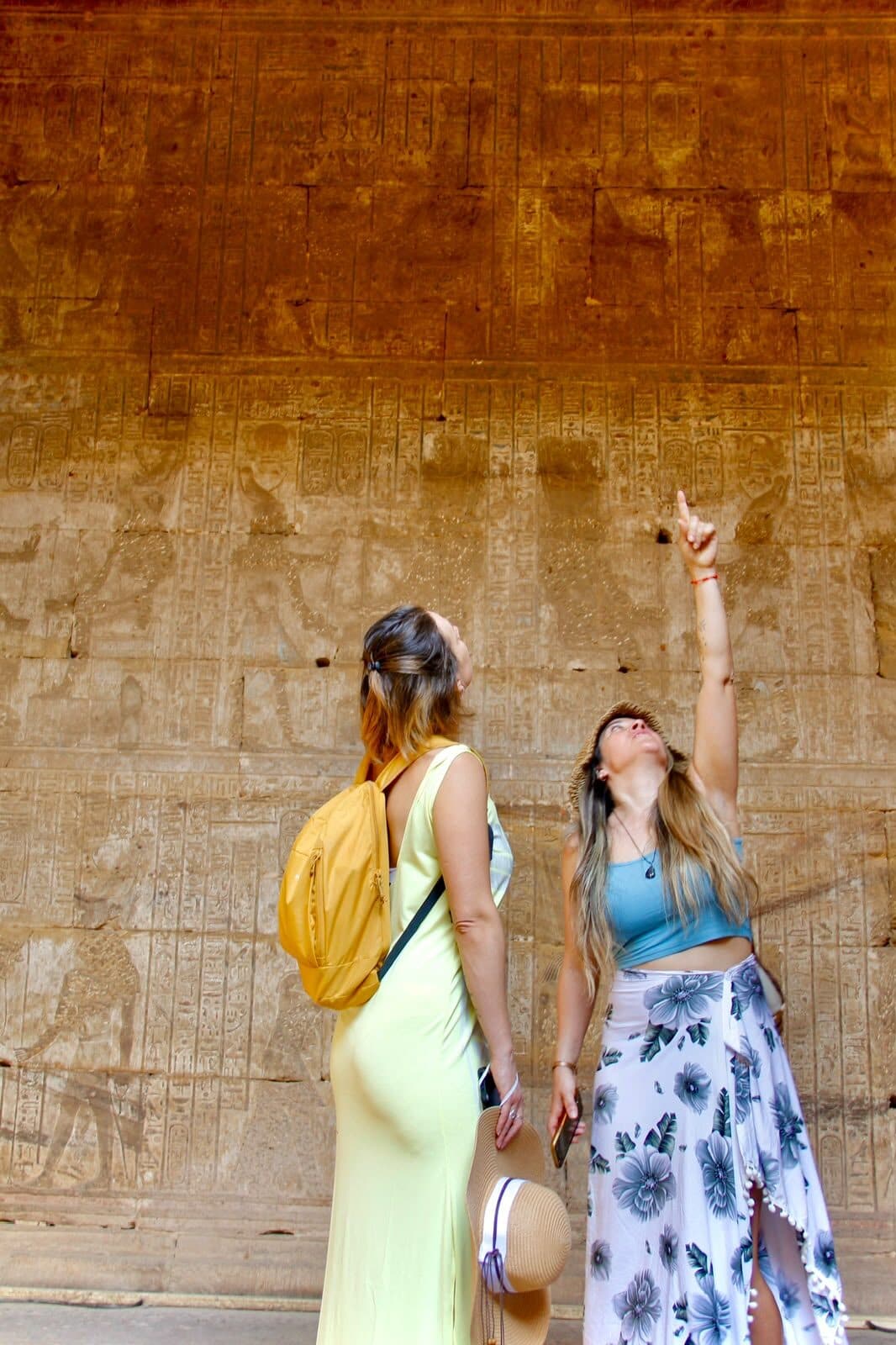 Dos viajeras señalando el techo policromado del templo